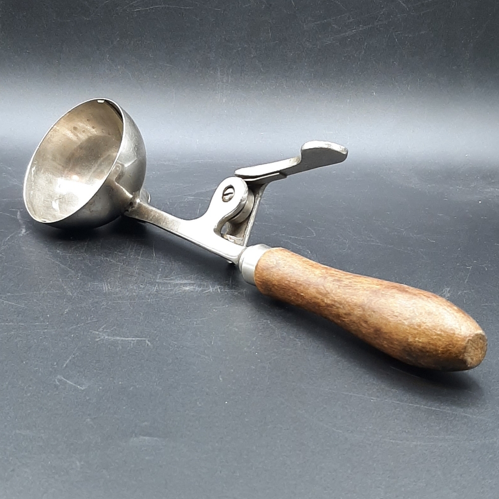 Antique Q & E Specialty Co. #10 Ice Cream Scoop Erie, PA Pat. 1908 Wooden Handle